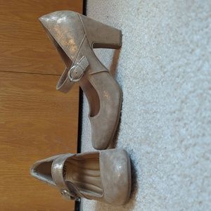 Tan with gold fleck heels